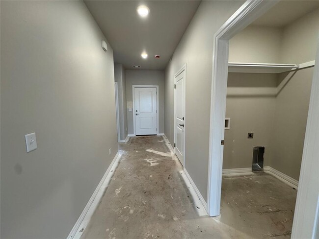 Building Photo - 6800 Labelle Dr