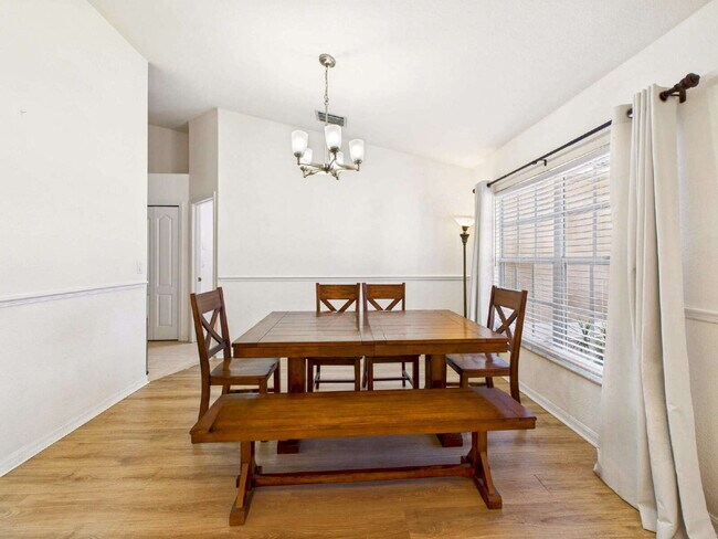 Foto del edificio - Furnished 4-Bedroom Home with Private Pool in San Carlos Park