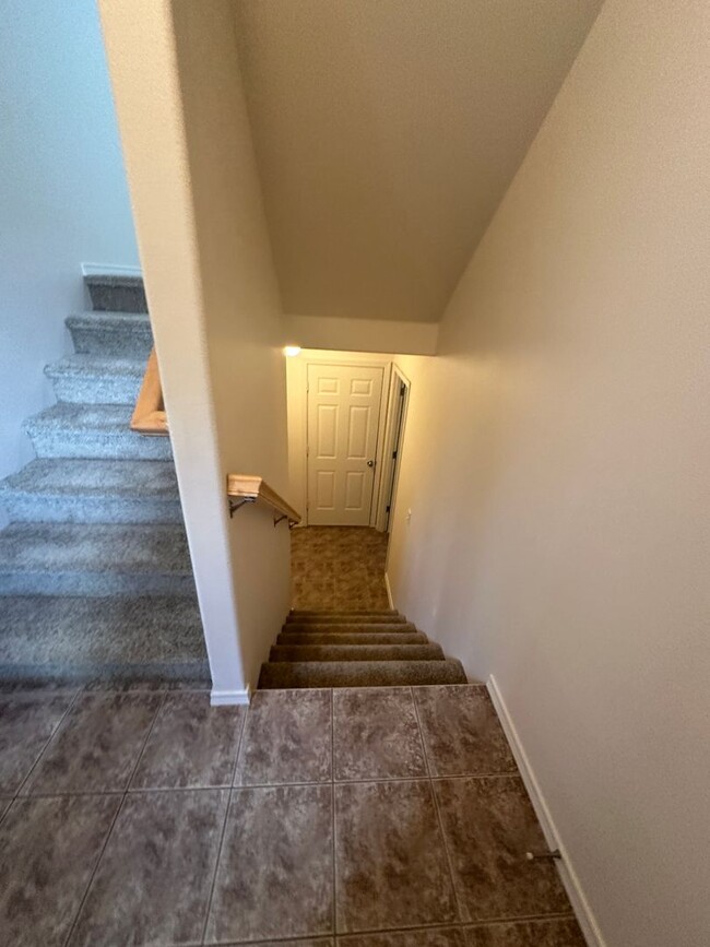 Building Photo - 3 bed 3.5 bath Townhome, NEW Paint & Carpe...