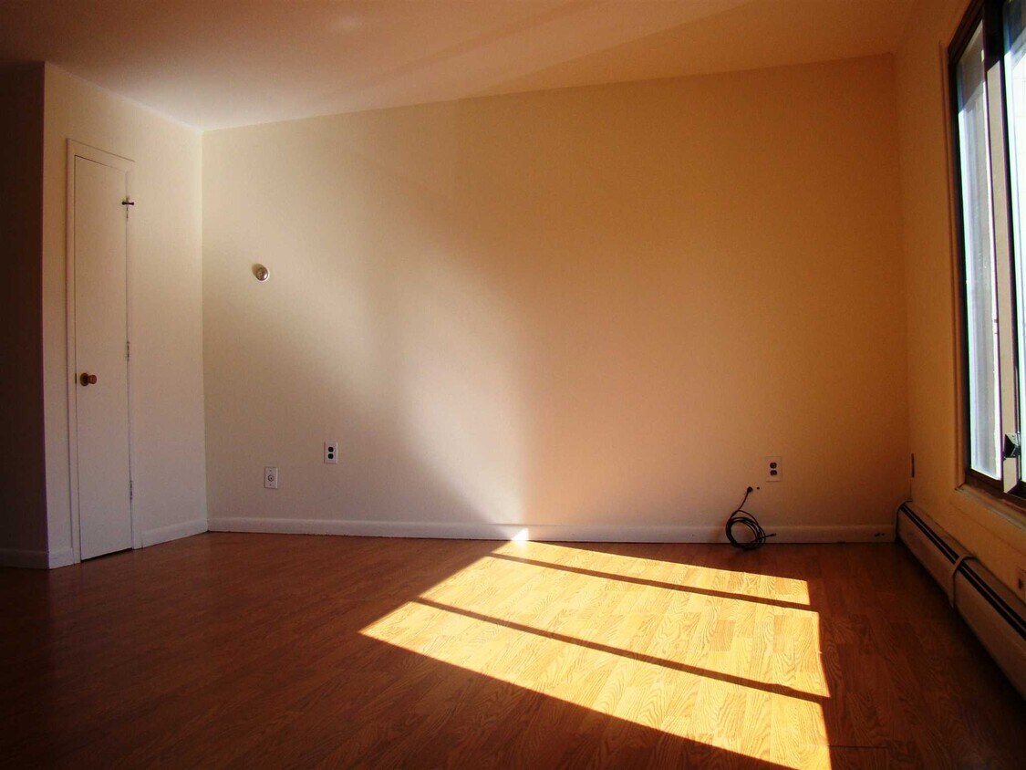 Primary Photo - 347 Hooker Ave