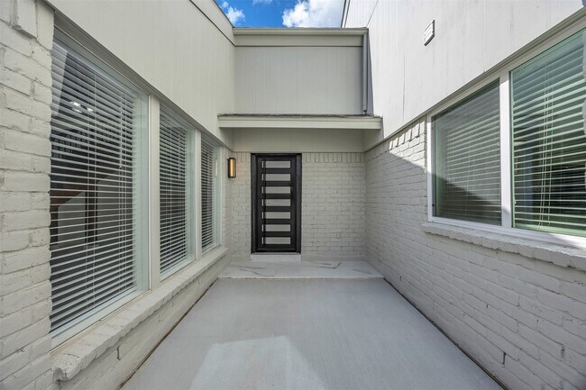 Foto del edificio - 14223 Stokesmount Dr