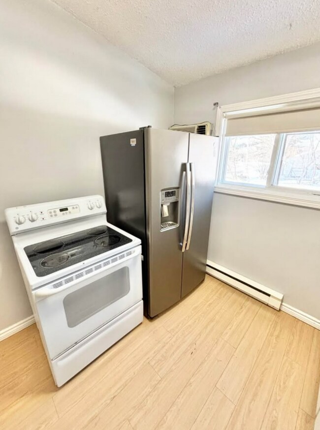 Photo du bâtiment - For Rent – Newly Renovated 2 Bedroom, 2 Ba...