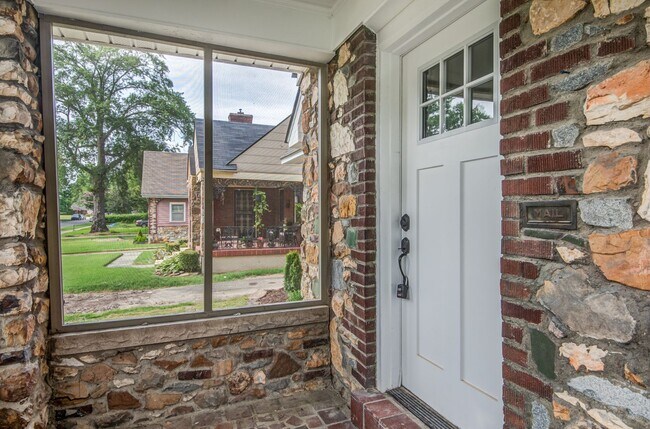 Building Photo - Live Stylishly. Live Comfortably. Live Memphis