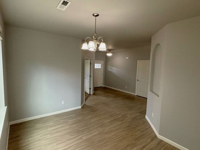 Building Photo - 4 bedroom 2.5 bathroom home in the heart o...