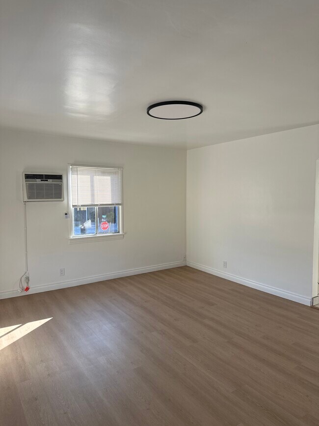 Foto del edificio - 9061 Krueger St