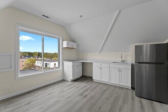 Building Photo - 72 S Main St