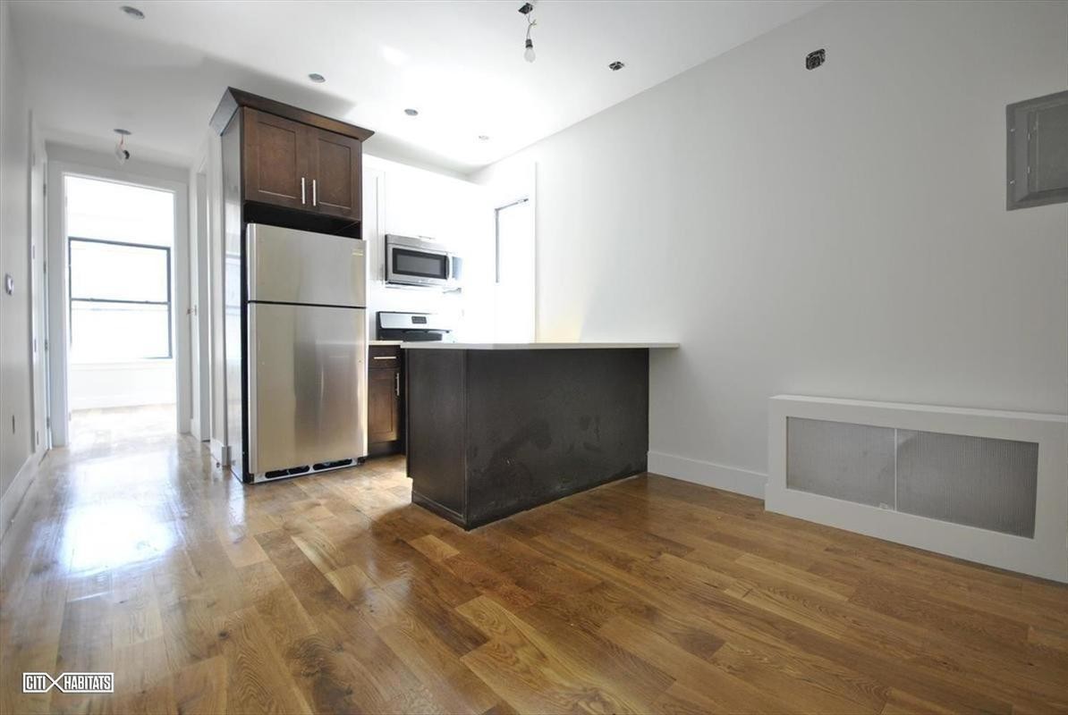 Primary Photo - 11 Maple St