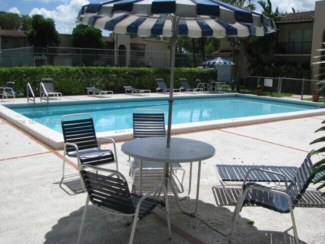 Foto del edificio - 10832 N Kendall Dr