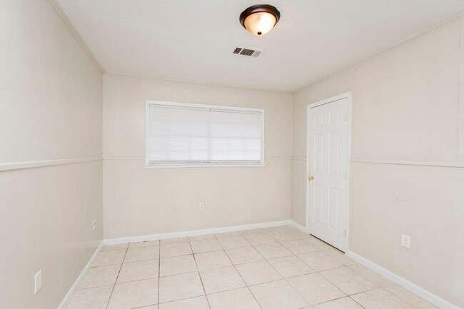 Building Photo - 13601 Goodwood Blvd