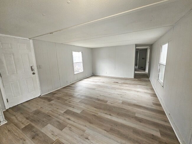 Foto del edificio - 412 McElhaney Rd