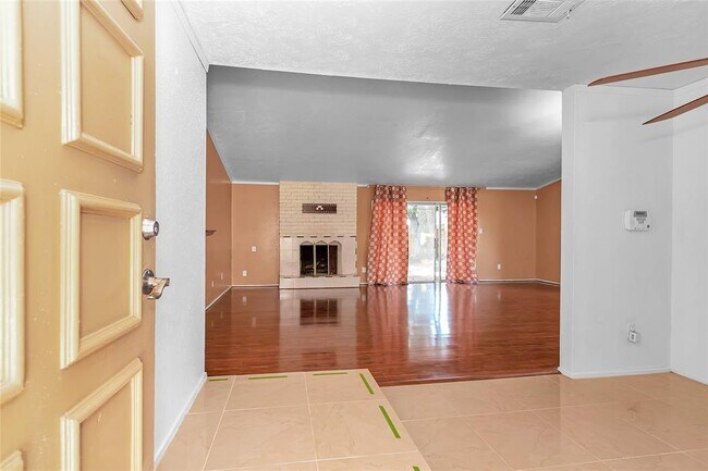 Foto del edificio - 7803 Lawn Wood Ln