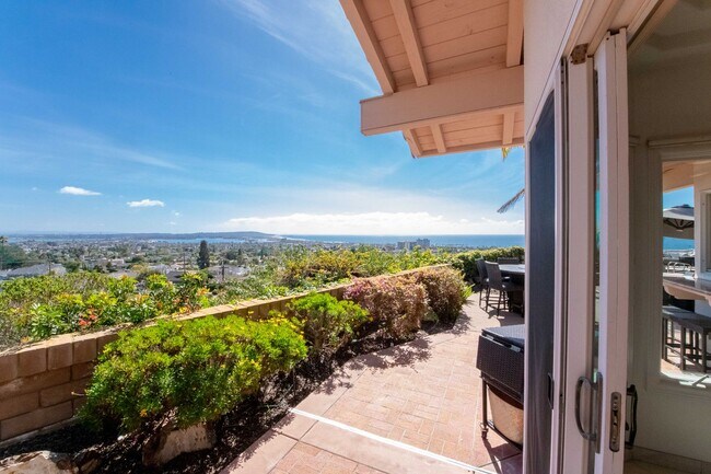 Building Photo - Amazing La Jolla North PB home with panora...