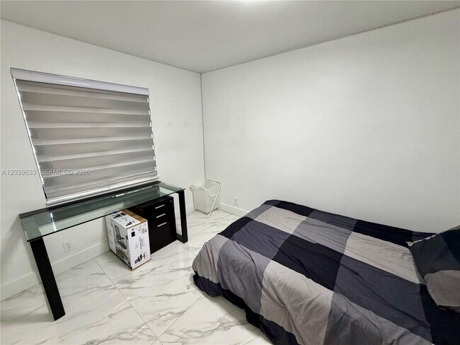 Foto del edificio - 16461 Blatt Blvd