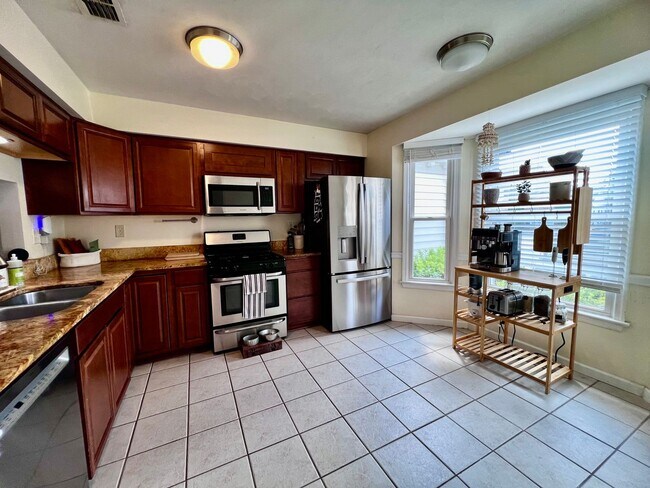 Foto del edificio - Come see this gorgeous townhouse in the desirable Ocean Lakes community!