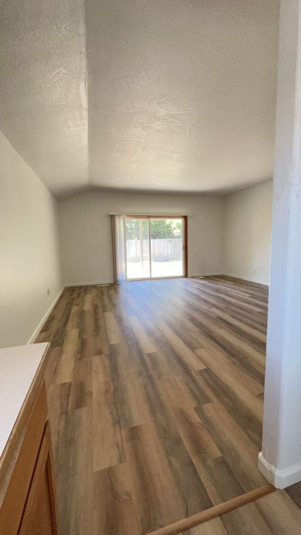 Foto del edificio - 3 Bedroom 2 bath house coming available!