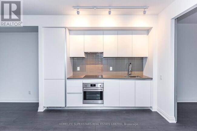 Photo du bâtiment - 4015 The Exchange