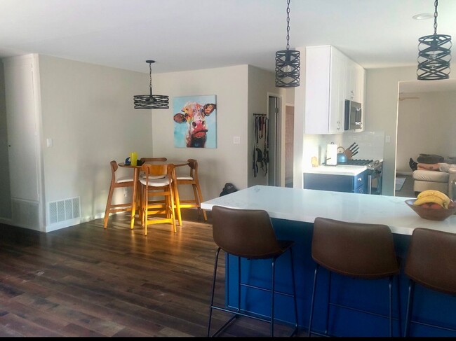 Building Photo - Beautifully renovated 4 Bdrm, 2.5 Bath, si...