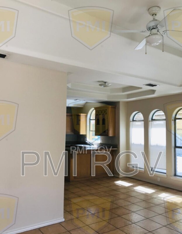 Building Photo - 806 S Palm Dr