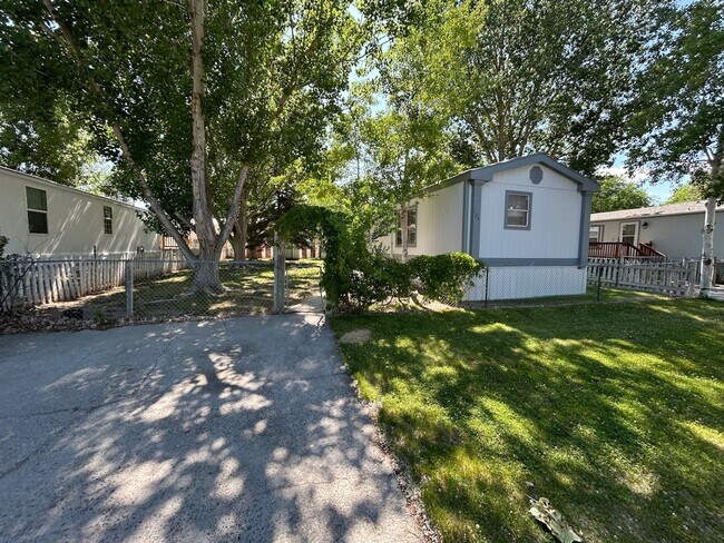 Foto del edificio - 3 Bed 2 Bath Mobile Home with Fenced Yard and Storage Shed