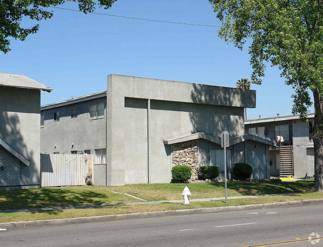 Building Photo - 1422 S Raitt St