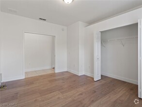 Building Photo - 445 Robin Hood Cir