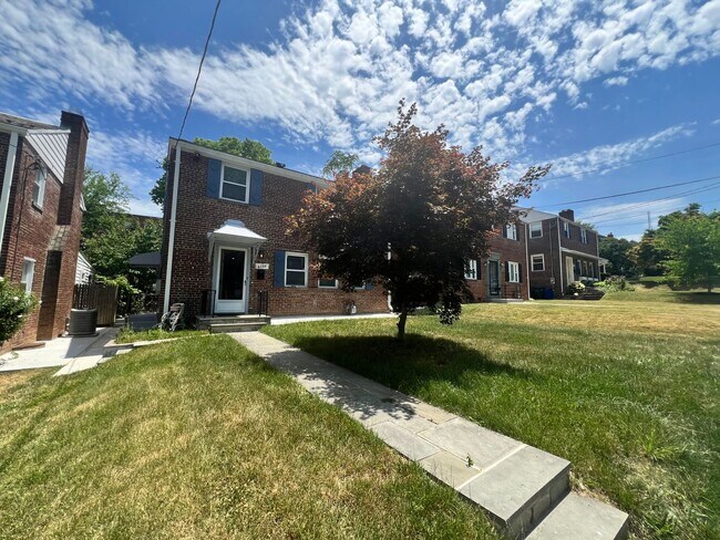 Building Photo - Newly Renovated 5 BR/3.5 BA Single-Family ...