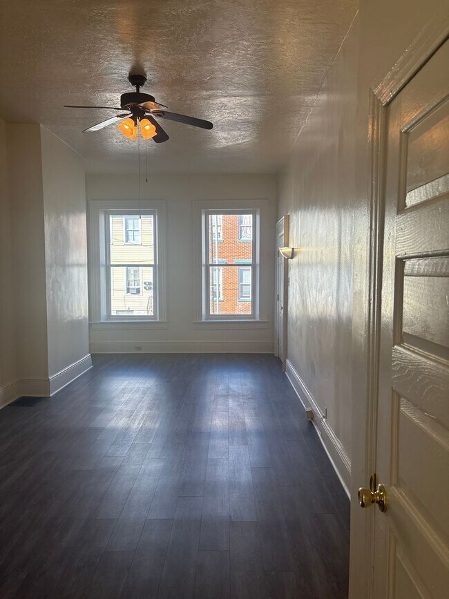 Building Photo - 1st Floor 1 Bedroom Apartment in Downtown ...