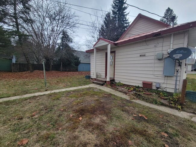 Building Photo - 2 bed 1 Bath in heart of Newport