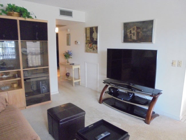 Building Photo - 2050  Hythe C   Boca Raton Fl 33434