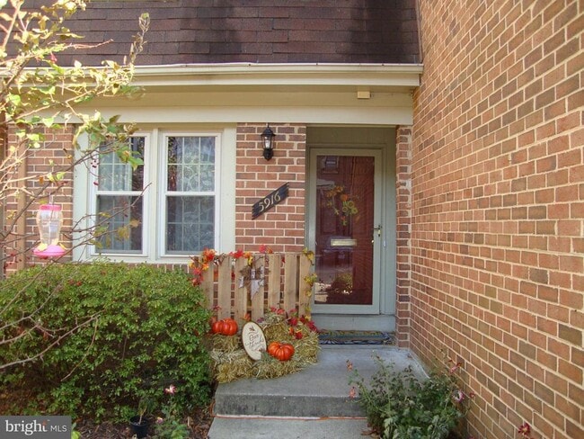 Building Photo - 5916 Dorchester Way