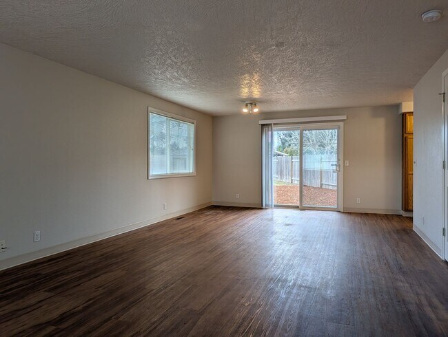 Foto del edificio - 3-Bedroom, 2.5-Bath Home Close To River Road In Eugene!