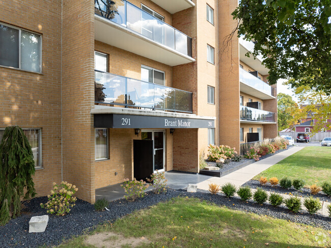 ENTRÉE SOIGNÉE - Brant Manor Apartments