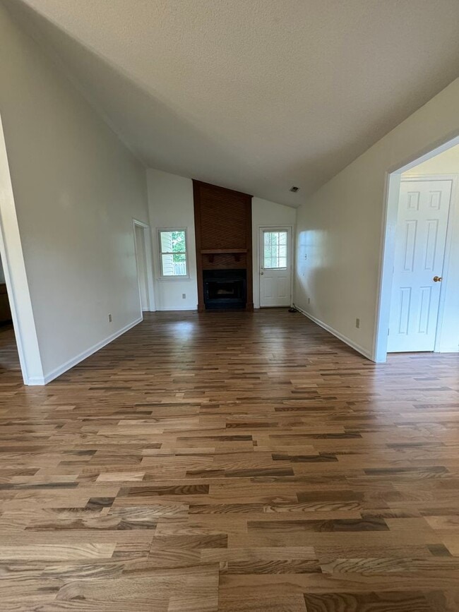 Building Photo - Snuggle Up on Sitton