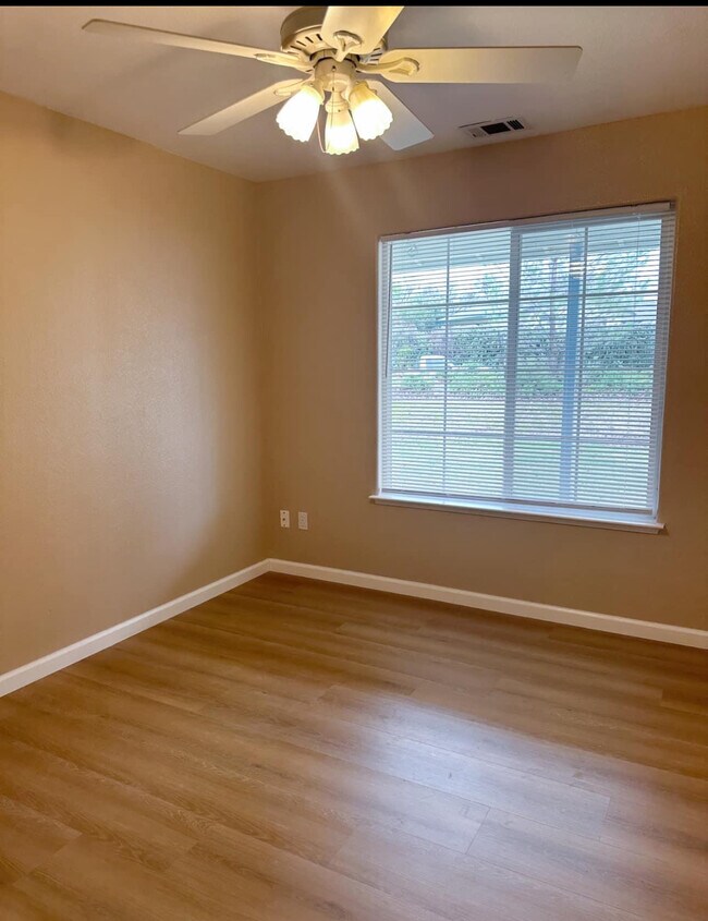 Foto del edificio - 3253 Laurie Ct