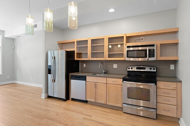 Foto del edificio - RARE 2 Bed, 2 1/2 Bath Townhome with Garage!