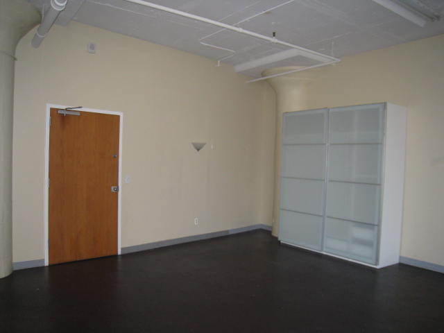 Building Photo - Huge Work/Live Loft in Rarely Available Ir...