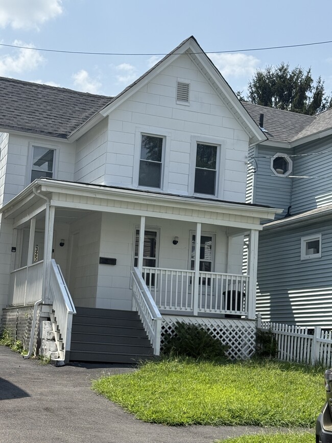 Building Photo - 325 Ferdinand St