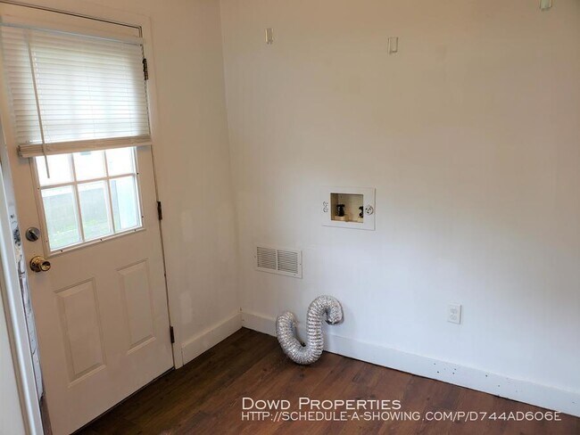 Foto del edificio - 405 E Monroe St