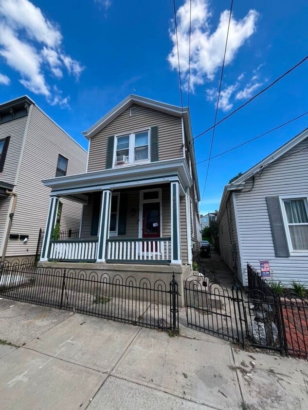 Photo - 622 W 12th