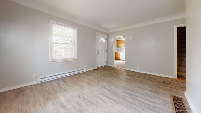 Building Photo - Charming 3-Bedroom Bungalow for Lease in Roseville