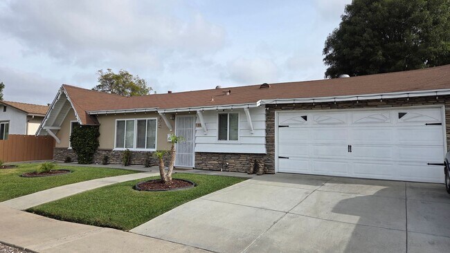 Foto del edificio - Spacious 3 bed 1 bath with a large backyard! Available 4/1/2026