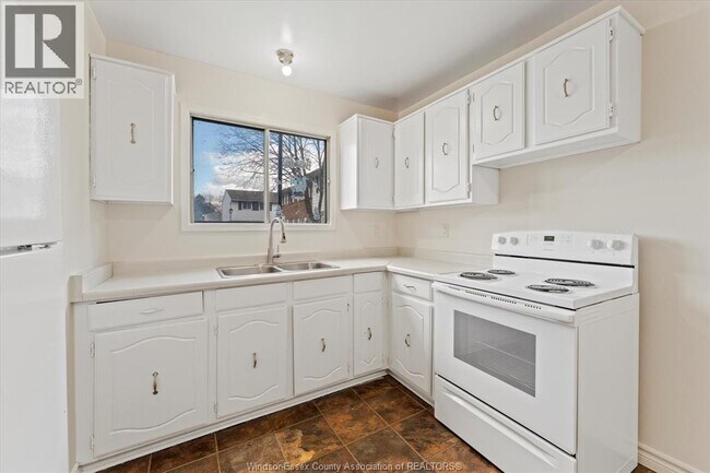 Photo du bâtiment - 3029 Meadowbrook Ln