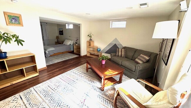 Foto del edificio - Rare Find! Spacious 1 Bed Apartment – Priv...