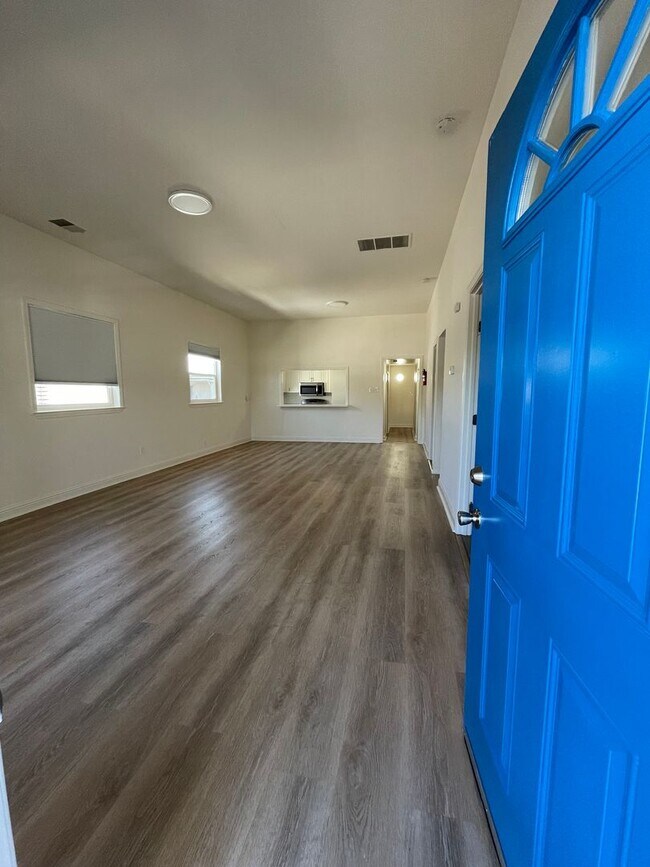 Foto del edificio - 2877-2879 E 7th St