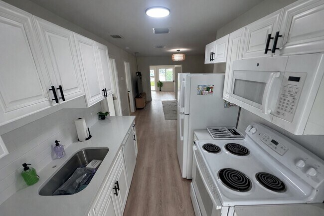 Foto del edificio - 4396 SW 25th Terrace
