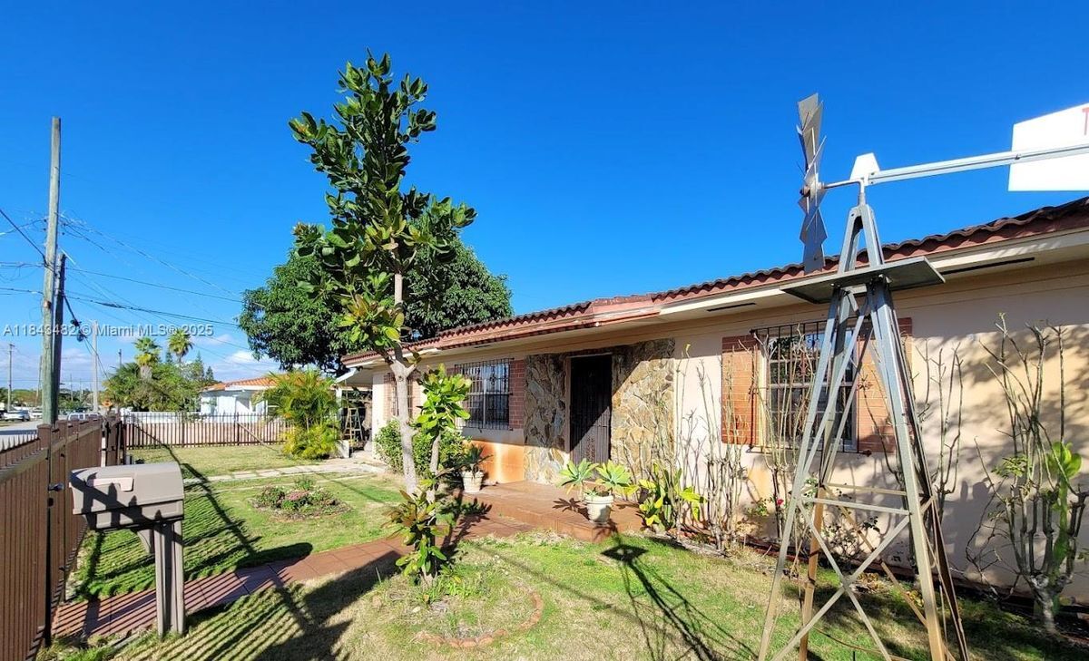 Foto del edificio - 5451 SW 5th Terrace
