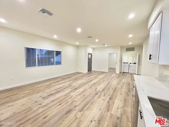 Building Photo - 3 br, 2 bath House - 18060 W Hatteras Street