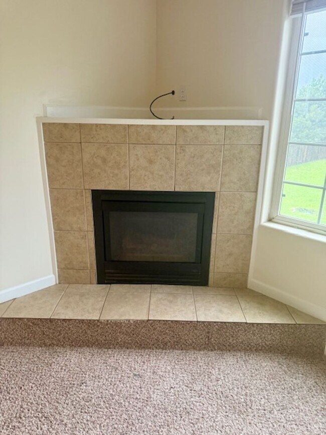 Building Photo - Spacious 4 Bed / 3 Bath Duplex on 1 Acre –...