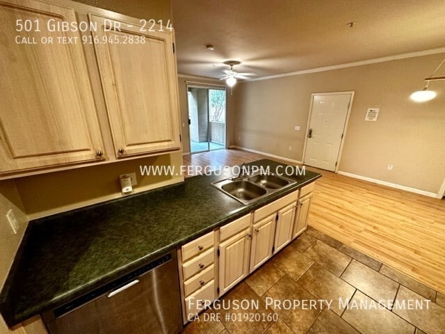 Building Photo - Ground Level One Bedroom Condo with Detach...