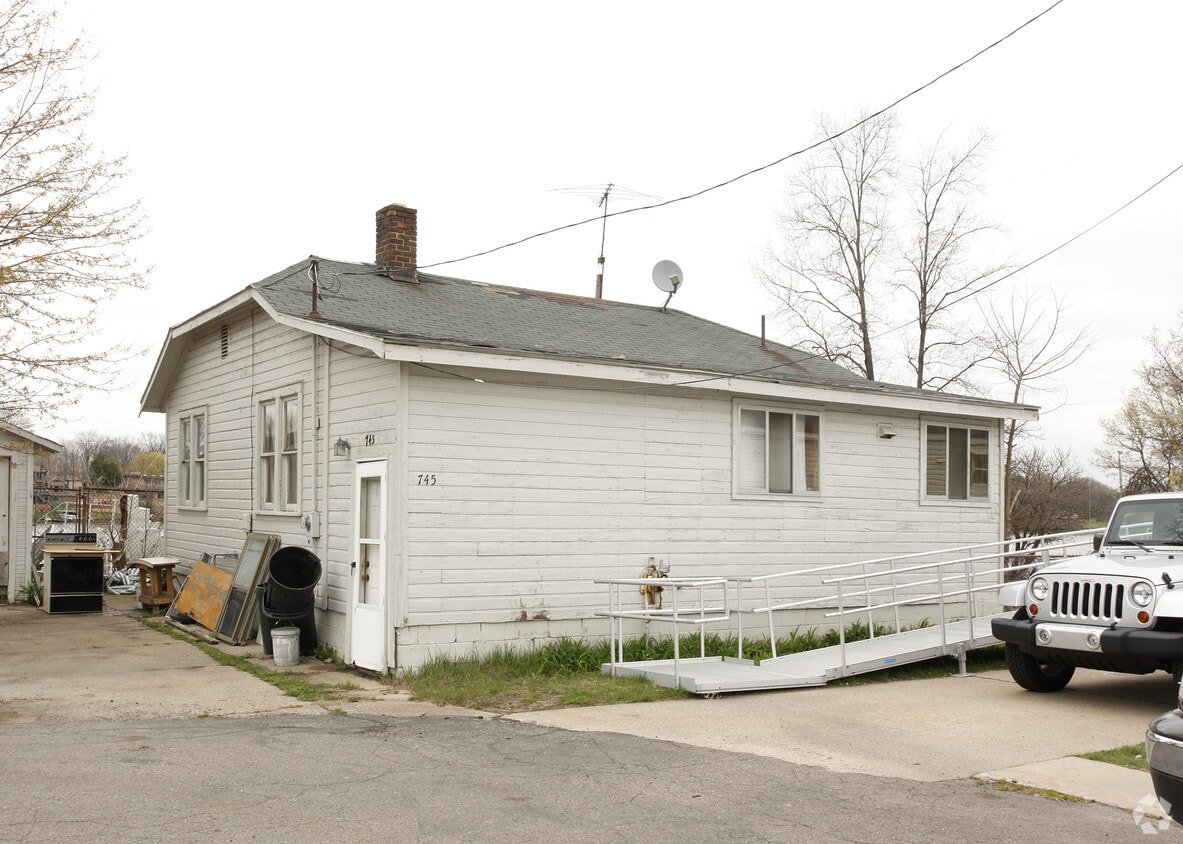 Lakeview Mobile Home Court Apartments in Belleville, MI